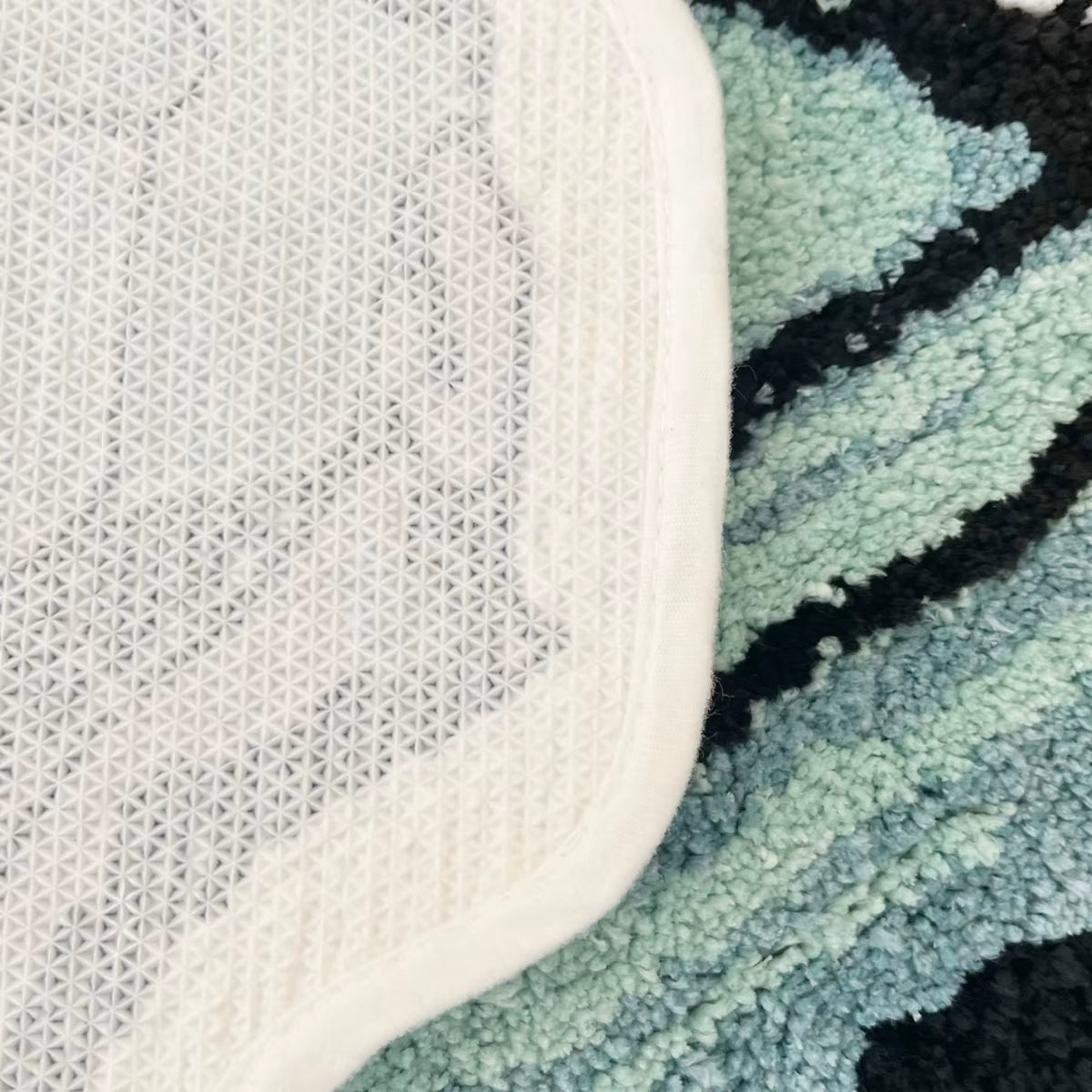 Enthusiast Racing Car Tufted Rug - Soft, Absorbent Anti-Slip Floormat for Sofa and Entrance